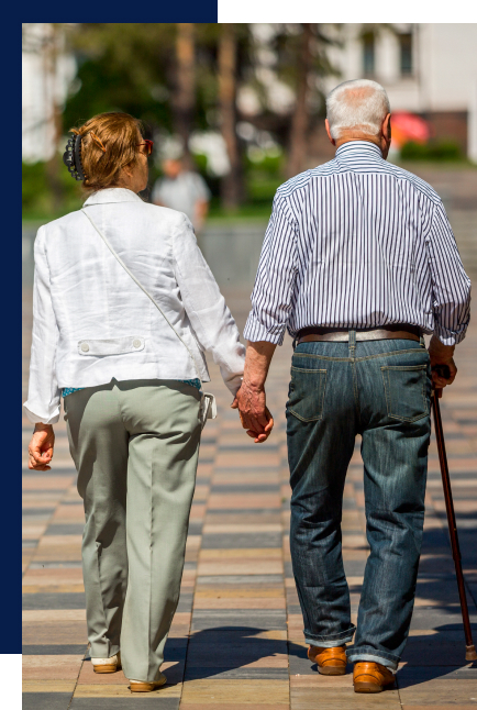 due persone che camminano tenendosi per mano